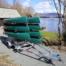 Sikker transport av 7 kanoer med varekasse