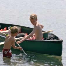 2 barn på kanotur